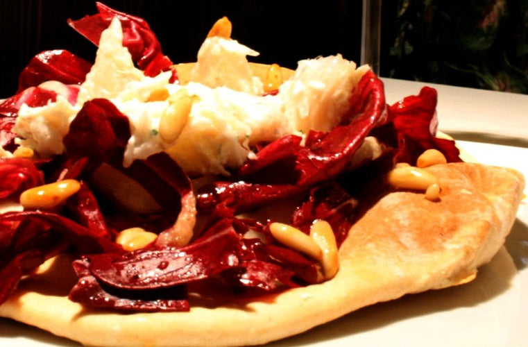 Baccalà in insalata su crosta di pane con radicchio e pinoli caramellati al miele