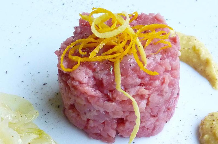 Carne battuta al coltello con cipolla in agrodolce e salsa alla senape