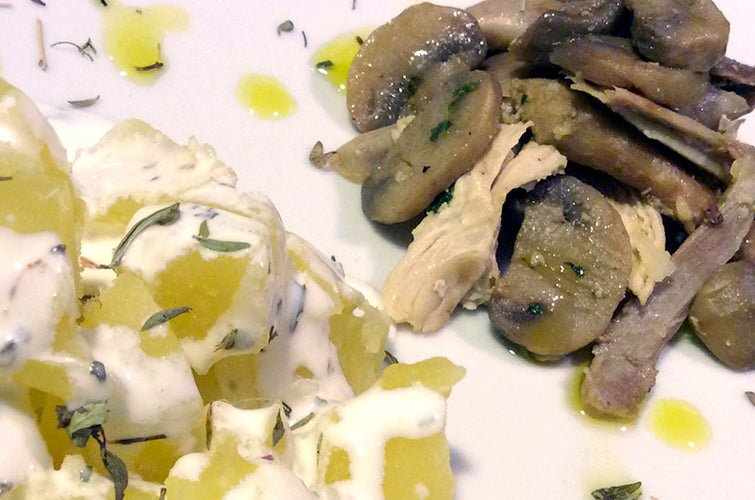 Insalata di pollo e champignon con patate allo yogurt di capra